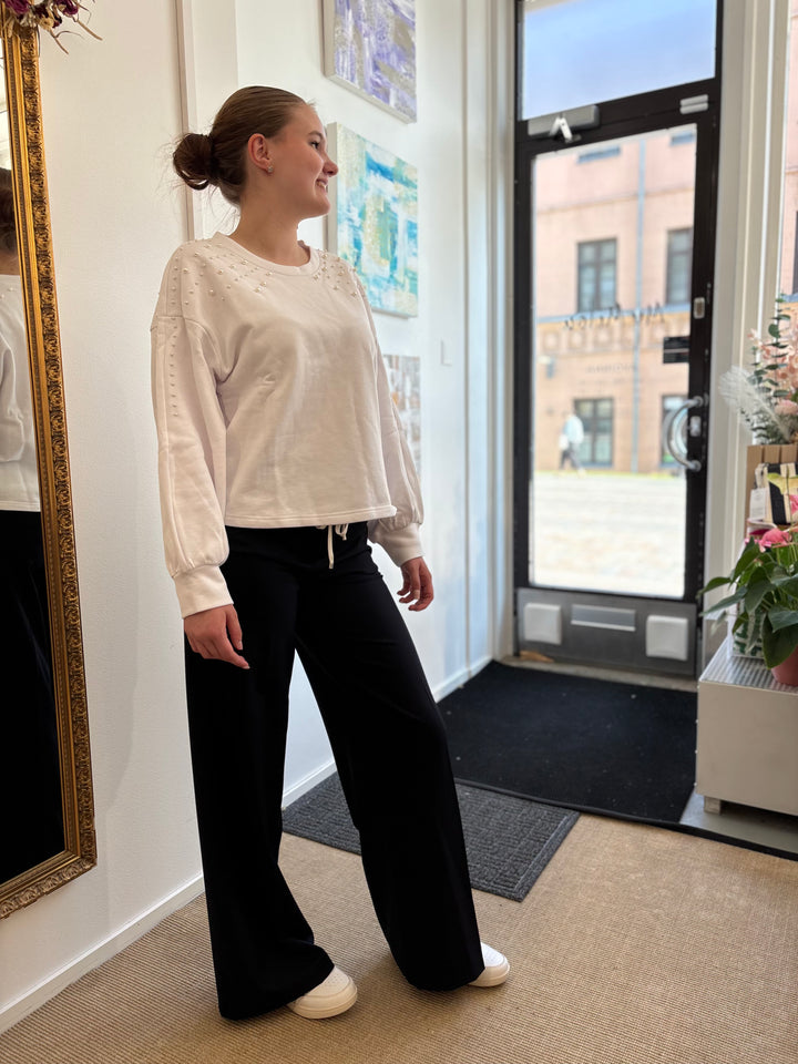 Magnhild Collegepaita White
