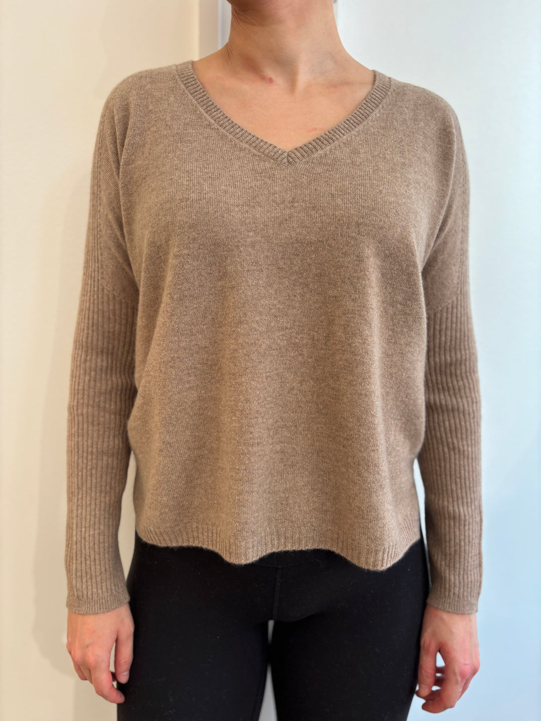 Ribbed Soft V-Neck Cashmere Taupe