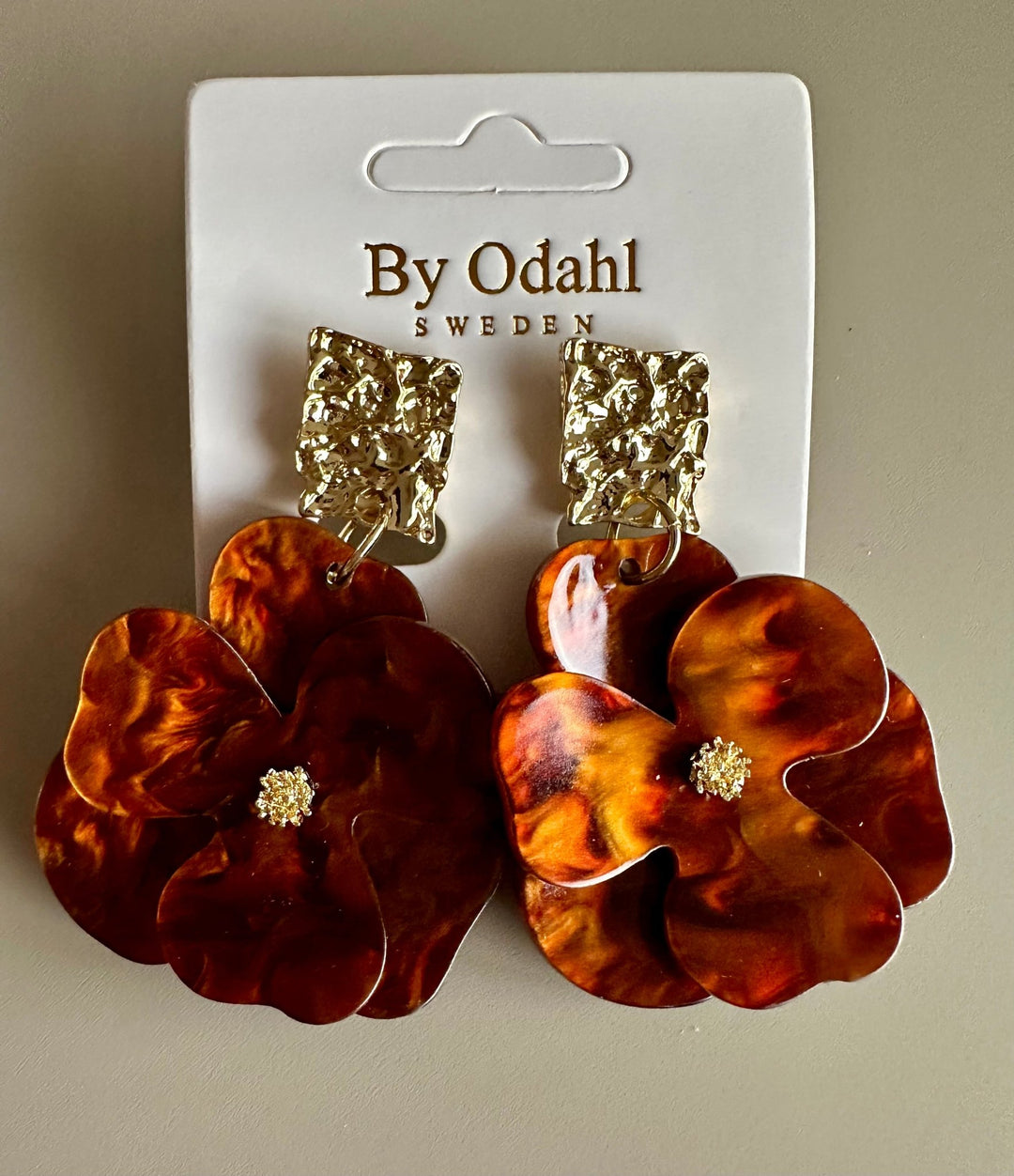 Flower Acetate Korvakorut Brown - By Odahl Sweden - My Milou